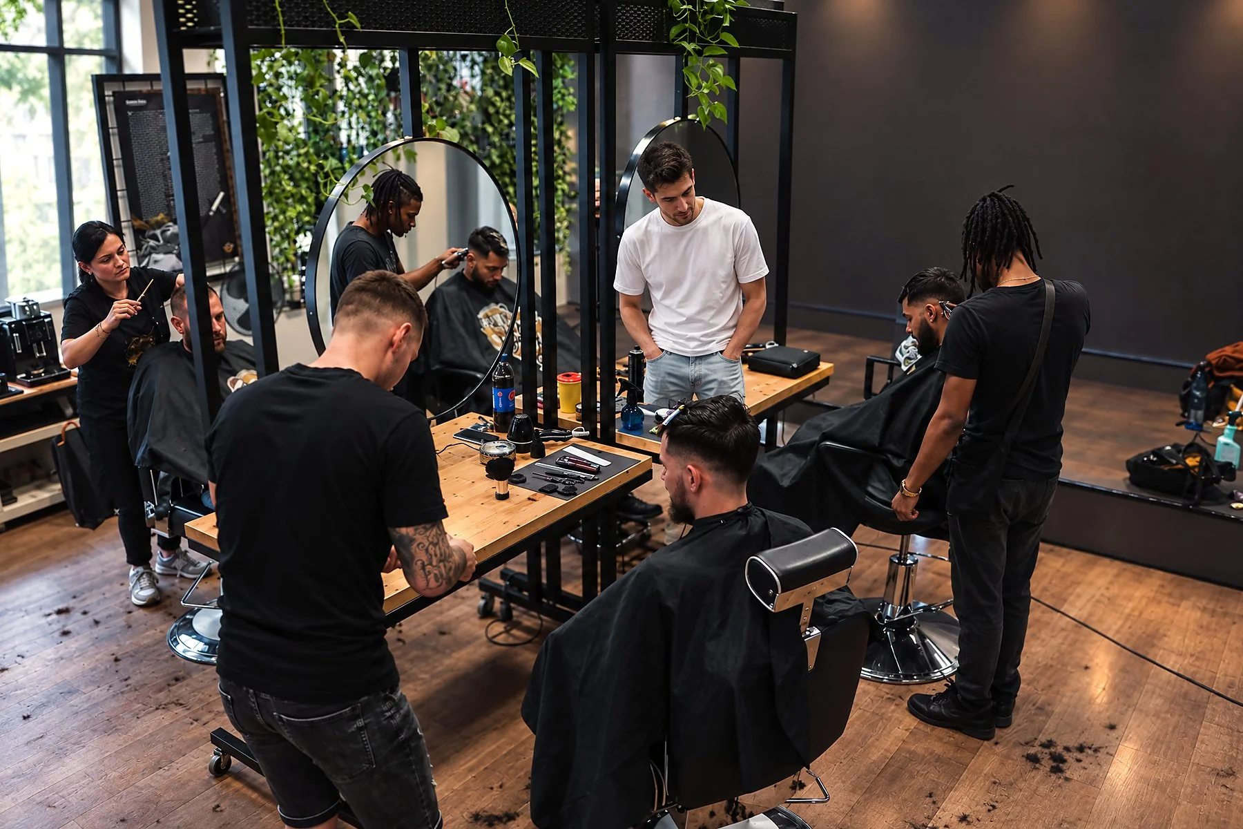 Výuka na rekvalifikačním kurzu Barber School
